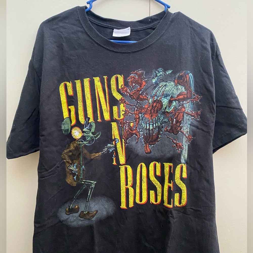 Men’s large Guns N’ Roses shirt. Good shape worn sparingly if at all.